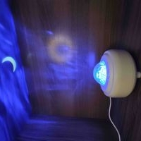 Proyector de luz nocturna y Parlante image