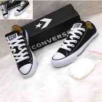 Zapatillas Converse Clásicas talla 38 y unas blancas de hombre talla 40 image