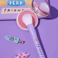 Brocha de maquillaje con temática de Friends image