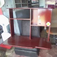 Escritorio de madera compacto image