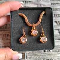 Elegante juego de collar y aretes image
