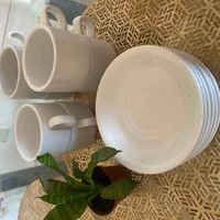 Juego de tazasde café y platos elegantes image
