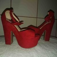 Tacones rojos elegantes image