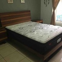 Cama de madera con colchón cómodo image