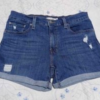 Shorts de mezclilla desgastados image