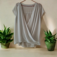 Blusa elegante de gasa color blanco image