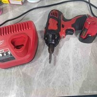 Milwaukee M12 torque luz.bateria cargador image