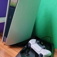 Consola PlayStation 5 con control image