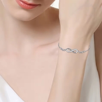 Elegante pulsera de infinito image
