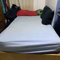 Cama de madera cómoda image