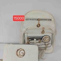 Elegante mochila y billetera image