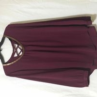 Blusa elegante de color vino image
