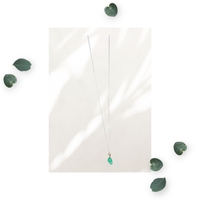 Collar elegante con colgante verde image