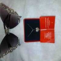 Elegantes gafas de sol y collar brillante image