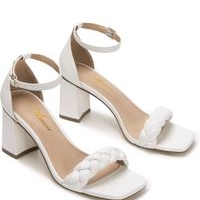 Elegantes sandalias blancas image