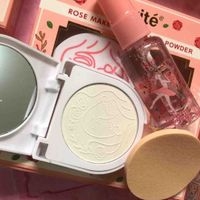 Kit de polvos compactos traslúcidos y spray fijador de maquillaje image