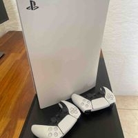 Consola PlayStation 5 con dos mandos image