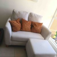 Sofá moderno con otomana image