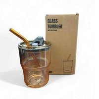 Vaso de vidrio con tapa y popote image