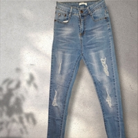 Jeans desgastados modernos image