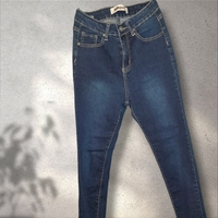 Jeans ajustados modernos image