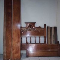 Cama de madera clásica image