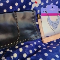 Bolso de cuero con cadena y perfume  image