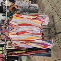 Camisa de colores vibrantes image