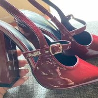 Zapatos de tacón charol rojo image