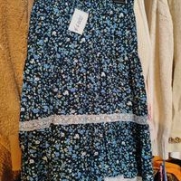 Falda floral con encaje image