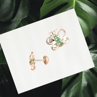 Elegante earcuff de mariposa con piedra esmeralda image