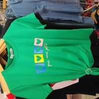 Camiseta verde con diseño colorido image