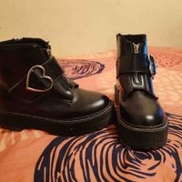 Botas negras con hebilla corazón image