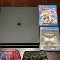 Consola PS4 con juegos y mandos personalizados image