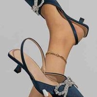 Elegantes zapatos de tacón bajo image