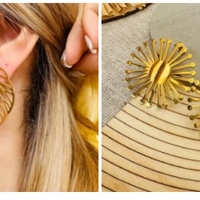 Elegantes Aretes Dorados image