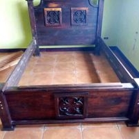 Cama de madera rústica image
