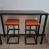 Mesa desayunador con dos bancos, madera y metal image