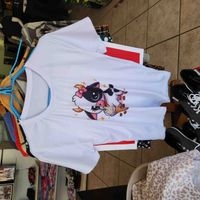 Camiseta blanca con diseño de vaca image