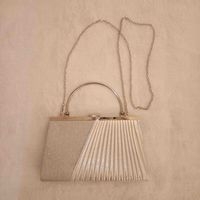 Elegante bolso de mano y colgante image