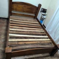 "¡Oportunidad Única! Cama Matrimonial de Pino Chileno + 2 Colchones + Set de Cama Completo (Como Nuevo) image