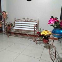 Juego de terraza banca blanca con macetas image