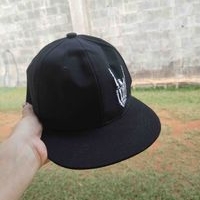 Gorra negra estilo urbano image