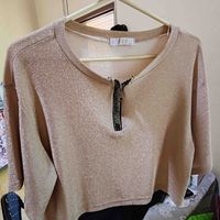 Blusa dorada brillante image