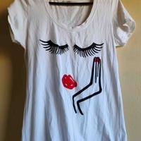 Camiseta blanca con diseño artístico image