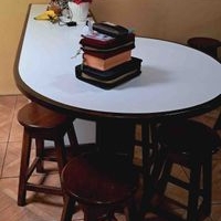 Mesa de comedor con taburetes image