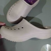 Zuecos cómodos unisex crocs image