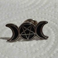Pin de triple luna con pentagrama image