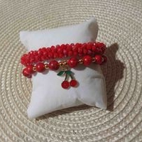Pulsera de cuentas rojas con dije de cereza image