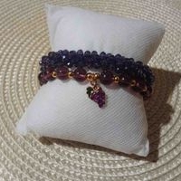Pulsera de cuentas moradas con dije image